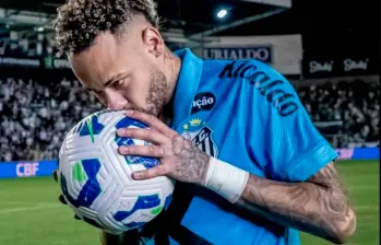 Neymar marcó triplete con Santos y llegó a 150 goles con el club de sus amores. FOTO TOMADA X@SantosFC