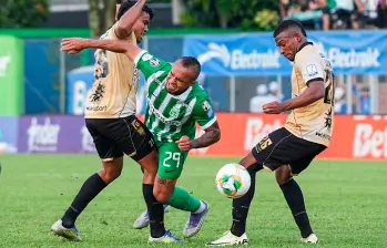Andrés Sarmiento, uno de los hombres que se destacó en el verde, ante un rival que lució bien en marca. Foto: Colprensa