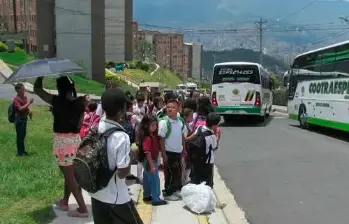 La estrategia de transporte busca priorizar, entre otros estudiantes, a quienes deben recorrer más de un kilómetro para ir a sus colegios. 