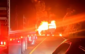 El viernes pasado en la misma vía, a la altura del corregimiento Mesopotamia, de La Unión, uniformados quemaron un bus. FOTO: IMAGEN TOMADA DE VIDEO