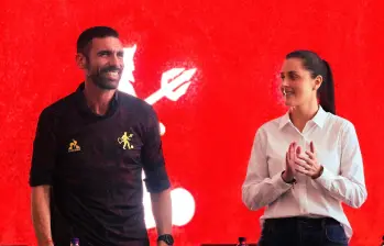 Presentación del técnico Diego Gabriel Raimondi en el América, lo acompaña la presidenta Marcela Gómez Giraldo. FOTO CORTESÍA AMÉRICA DE CALI