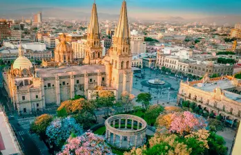 El Centro Histórico de Guadalajara de noche es un espectáculo visual y cultural vibrante con la iluminación de sus joyas históricas. Foto: Oficina de Visitantes y Convenciones de Guadalajara