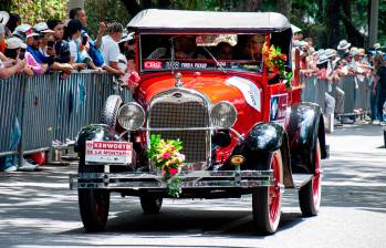 El Desfile de Autos Clásicos y Antiguos 2025 reunirá 390 vehículos históricos decorados con flores en un recorrido de 17 kilómetros por Medellín. FOTO cortesía