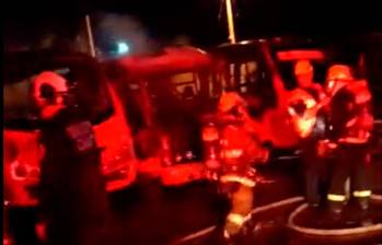 Este es el segundo caso de buses quemados que ocurre contra la empresa de transporte La Esperanza en las últimas semanas. FOTO: CAPTURA TOMADA DEL VIDEO 