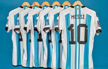Las camisetas fueron usadas por el astro argentino en la fase de grupos, octavos de final, cuartos, semifinal y en la final de la Copa Mundo. FOTO Sotheby’s tomada de X @ModernNotoriety