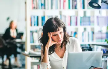 El síndrome de Burnout se ha convertido en una condición frecuente en el entorno laboral colombiano, obligando a las empresas a replantear sus políticas de bienestar y salud mental. FOTO: Getty