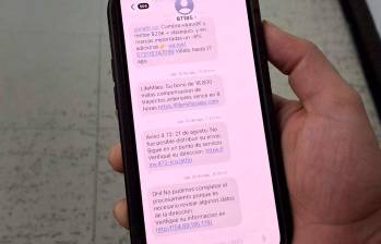 Los mensajes fraudulentos suelen utilizar situaciones cotidianas como multas, paquetes retenidos, pólizas o supuestos problemas bancarios para generar una reacción inmediata. FOTO: JOHAN GARCÍA, EL COLOMBIANO
