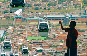 La altura de las terrazas en algunos sectores de la zona Nororiental, hace que la línea del Metrocable que sirve a la zona sea la más susceptible de accidentes con cometas. FOTO MANUEL SALDARRIAGA