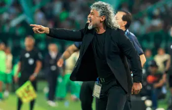 En la imagen, Leonel Álvarez, técnico del Bucaramanga. FOTO CAMILO SUÁREZ