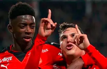 Juan Fernando Quintero junto a un joven Dembelé. FOTO RENNES