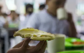 Imagen de referencia de niños recibiendo raciones alimentarias de la Alcaldía. Foto: Julio César Herrera E.