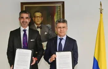 En la foto Hernando Chica Zuccardi (izq.), presidente del Banco Agrario, y Álvaro Urquijo, presidente del Icetex. FOTO: CORTESÍA BANCO AGRARIO