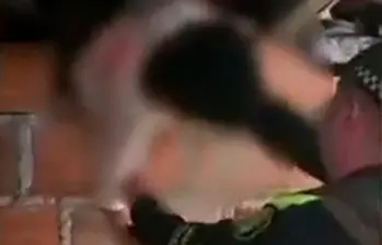 Los dos niños fueron rescatados de la vivienda donde permanecían atados y encerrados. FOTO TOMADA DE VIDEO.