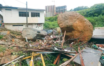 Una roca cayó sobre una vivienda en el barrio El Pesebre. Hubo dos adultos mayores lesionados. FOTO ESNEYDER GUTIÉRREZ
