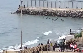 Miles de personas cruzaron a nado desde Marruecos hacia Ceuta durante los últimos días de la crisis. FOTO: Tomado de X: @Vox_Ceuta