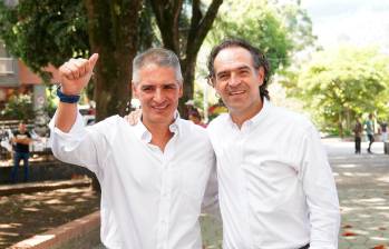 Andrés Julián Rendón (izquierda) y Federico Gutiérrez durante el anuncio en el parque de Boston, en Medellín. FOTO: CORTESÍA