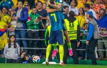 Daniel Muñoz en su festejo, tras el gol, con Luis Díaz. FOTO JUAN ANTONIO SÁNCHEZ