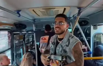 Ryan Castro, conocido por su conexión con los barrios de Medellín, se subió a un bus a vender chocolatinas, como en sus días de juventud, y documentó el momento en redes. FOTO: Tomada de TikTok.