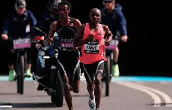 El maratonista keniata Sabastian Sawe ganó la Maratón de Londres 2026. El etíope Yomif Kelejcha, de 28 años, marcó el mejor debut. FOTO GETTY 