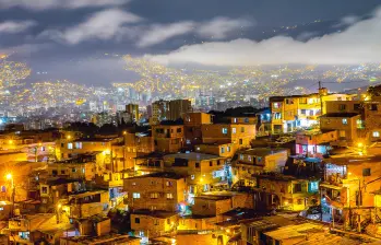 Barrio San Javier, comuna 13, uno de los balcones que tiene la ciudad. Vista nocturna desde lo alto del sector. FOTO: Juan Antonio Sánchez. 