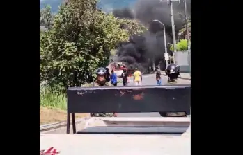 En el lugar de los hechos quedó en llamas un bus de servicio público, cerca del batallón Pichincha. IMAGEN TOMADA DE VIDEO.