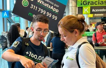 Personal de Magneto Empleos realizando registro de usuarios en las estaciones del Metro de Medellín. FOTO: CORTESÍA 