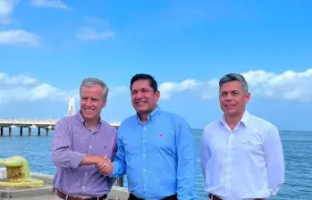 De izquierda a derecha: Orlando Cabrales, CEO de Frontera Energy, Juan Carlos Hurtado, presidente (e) de Ecopetrol y Raúl Pérez, gerente general de Puerto Bahía. FOTO: CORTESÍA