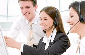 Equipo de Tessi en Colombia trabajando en áreas de call center y atención al cliente.