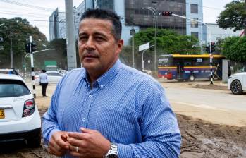 Gustavo Adolfo Sierra trabaja en un concesionario de carros en la Avenida Las Vegas, que quedó inundada por las fuertes lluvias de este miércoles en Medellín. FOTO: JULIO HERRERA