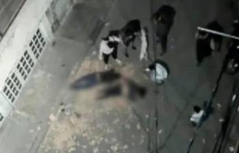 Los cuerpos de la pareja quedaron tendidos en plena vía pública en Suba. FOTO: Captura de video
