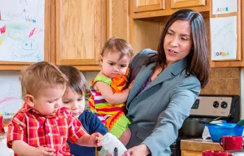 La informalidad laboral en mujeres aumenta significativamente con el número de hijos, alcanzando su punto más alto en madres con más de tres. FOTO: GETTY