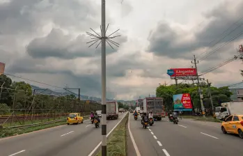 Estas dos cámaras, en el sector de Ideo, entre los puentes de La Aguacatala y El Pandequeso, es la que más sanciones ha registrado. En su mayoría son por pico y placa. FOTO: ESNEYDER GUTIÉRREZ CARDONA