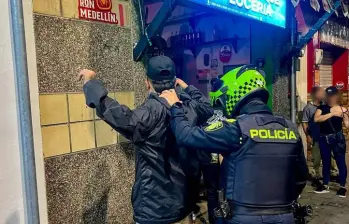 imagen de referencia de un operativo policial en un bar del municipio de Caldas. FOTO: imagen tomada de redes.