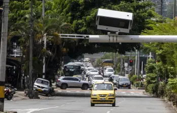 Cámara de fotomultas ubicada en la avenida 33. FOTO: Julio César Herrera