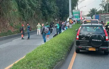 El accidente con las dos víctimas se registró entre los sectores Pan de Azúcar y Cafetal, en jurisdicción de Sabaneta. Fallecieron los dos ocupantes de una moto. FOTO: CORTESÍA