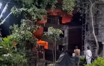 El incendio se avivó en la madrugada y afectó a varios vehículos de un parqueadero de Bello, dejando a tres en pérdida total. Foto: Captura de video.