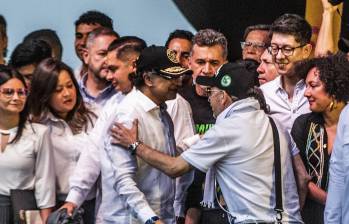 En junio del año pasado, el presidente Gustavo Petro realizó un evento en La Alpujarra en el que subió a los jefes de combos a una tarima. FOTO: El Colombiano