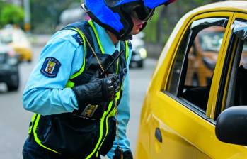 Agente de Movilidad realizando un control en una de las vías de la ciudad. Foto: Julio César Herrera Echeverri