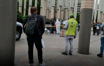 Momento del hallazgo del feto por parte de las autoridades. FOTO: CORTESÍA