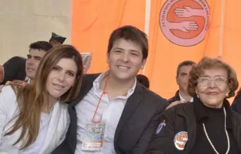 María Claudia Hoyos, Miguel Uribe Turbay y su abuela, Nydia Quintero de Balcázar en un evento de la fundación Solidaridad por Colombia. Imagen tomada de Instagram personal de María Claudia Hoyos. 