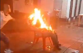 Así fue la quema del muñeco de Añoviejo en un patio de la cárcel La Modelo, de Cúcuta. FOTO: IMAGEN TOMADA DE VIDEO.