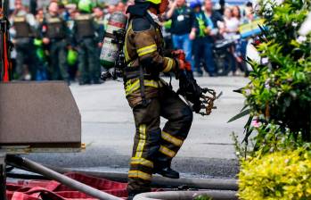Los bomberos trabajaron para sofocar las llamas, aunque no pudieron salvar las pertenencias de las habitaciones de la casa de Astrid Elena. FOTO: JULIO CÉSAR HERRERA