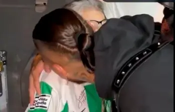 Chicho Arango y el afectuoso abrazo con su abuela tras anotar su primer gol con Nacional. FOTO IMAGEN TOMADA DE X