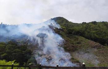 Un incendio de cobertura vegetal en el municipio de Barbosa.