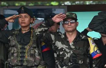 Alias “Lorena” y su novio “Iván Mordisco” aparecieron juntos en un evento público del EMC en 2023, en los Llanos del Yarí, Caquetá. FOTO AFP