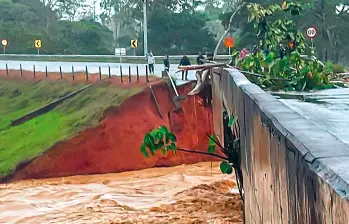 Ríos completamente desbordados y vías urbanas y rurales incomunicadas conforman el panorama actual del Urabá antioqueño, debido a las fuertes lluvias. FOTOS CORTESÍA