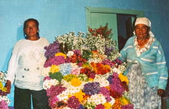 Hersilia Grisales, junto a su madre, Isabel Atehortúa, dos pioneras del tradicional Desfile de Silleteros. Foto: archivo familiar.