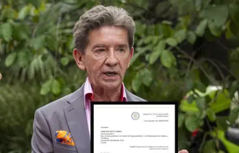 Adelante, la citación de la JEP. Atrás, el exalcalde de Medelín Luis Pérez Gutiérrez. Foto: EL COLOMBIANO y cortesía.