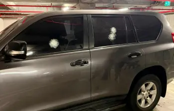 En esta camioneta iba la candidata María Bolívar Maury, cuando le dispararon desde una moto en La Apartada, Córdoba. FOTO cortesía