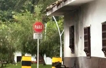 La explosión de una motobomba en Caloto ocurrió a pocos metros de la casa del director de la URT, y fue seguida de hostigamientos armados contra la Policía. FOTO Tomada de X @GiovaniYule